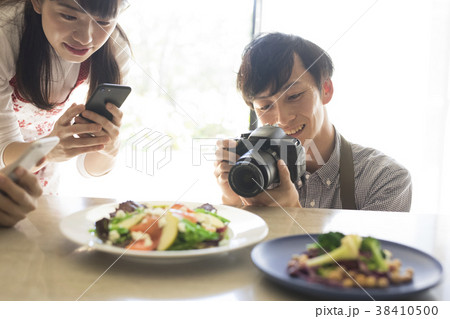 料理を撮影する男女 料理教室 料理を撮影する男女 料理教室 38410500