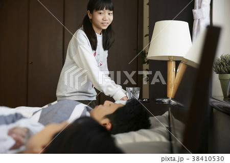 病気の両親を看病する娘 38410530
