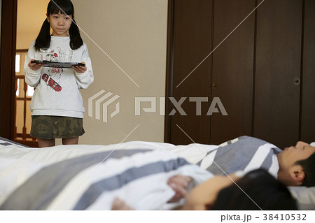 病気の両親を看病する娘 38410532