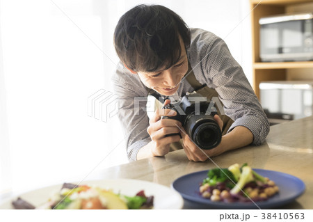 料理を撮影する男性 38410563
