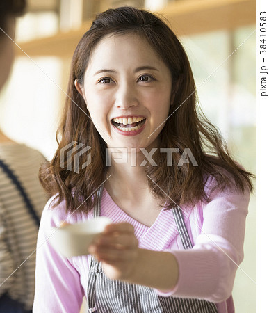 料理をする女性　料理教室 38410583