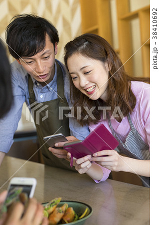 料理を撮影する男女　料理教室 38410692