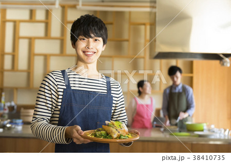 料理をする男性 料理教室の写真素材