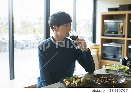 食事をする男性 食事をする男性 38410797