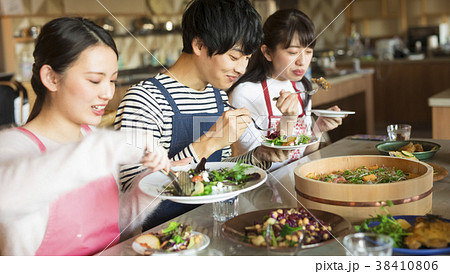 食事をする男性 38410806