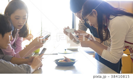 料理を撮影する男女　料理教室 38410815