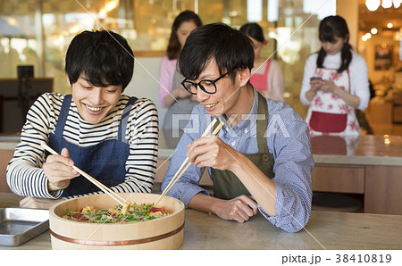 料理をする男性 料理教室の写真素材 38410819 Pixta