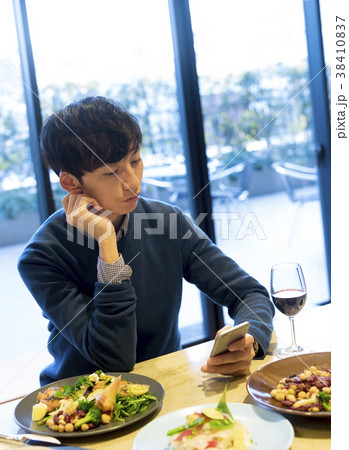 食事をする男性 食事をする男性 38410837