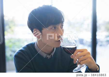 食事をする男性 食事をする男性 38410863