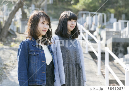墓参りする女性 墓参りする女性 38410874