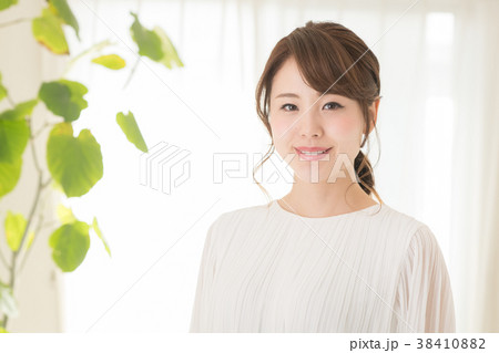 若い日本人女性 笑顔の写真素材 若い日本人女性 笑顔の写真素材