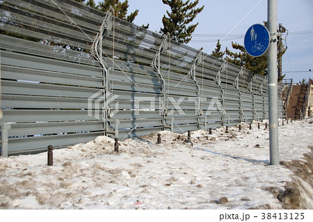 雪に埋もれた歩道。 38413125