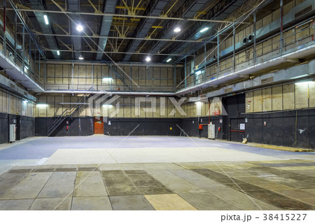 empty warehouse 38415227