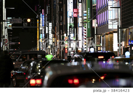 日本の東京都市景観・夜の銀座の街並み 日本の東京都市景観・夜の銀座の街並み 38416423