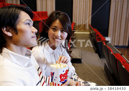 映画を鑑賞する男女 38416430