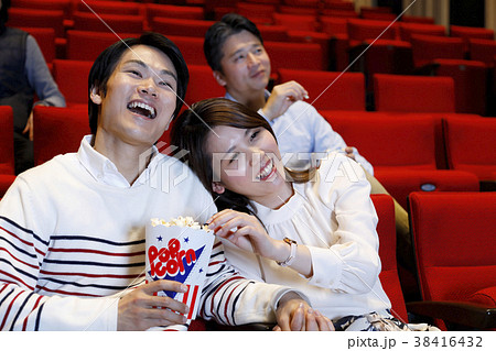 映画を鑑賞する男女 38416432