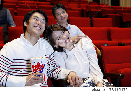 映画を鑑賞する男女 38416435