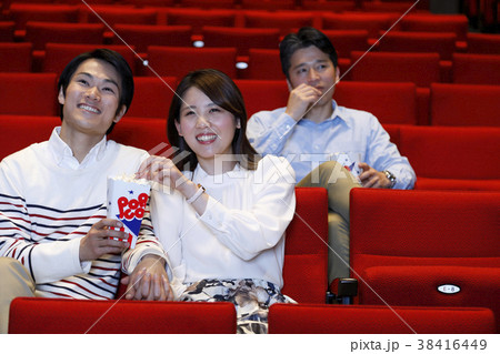 映画を鑑賞する男女 38416449