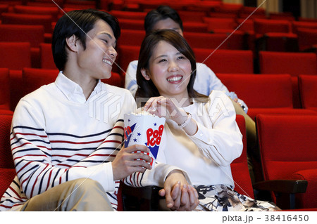 映画を鑑賞する男女 38416450
