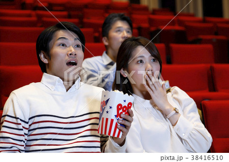 映画を鑑賞する男女 38416510