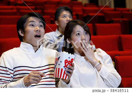 映画を鑑賞する男女 38416511