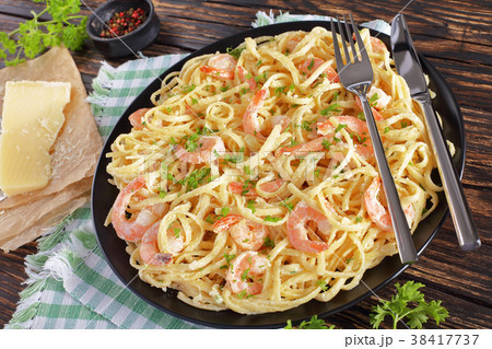 close-up of Creamy Linguine with Shrimps 38417737