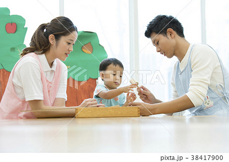 保育士と男の子 保育士と男の子 38417900