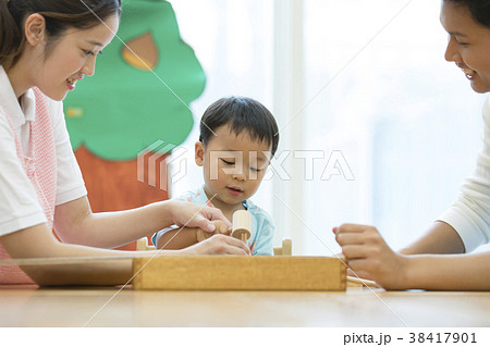 保育士と男の子 38417901