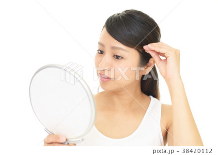 ヘアケアをする女性 ヘアケアをする女性 38420112