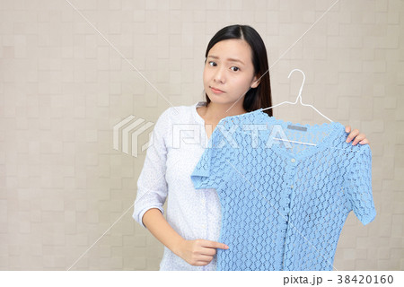 衣類を持つ女性 38420160