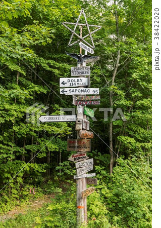 Sign post showing distances to other states Maine 38422020