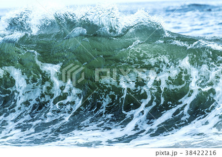 A large wave forms in the Atlantic Ocean 38422216