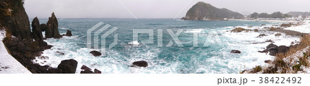 山陰海岸の不思議な岩「はさかり岩」、竹野海岸、黒鼻崎、淀の洞門の冬景色パノラマ 38422492