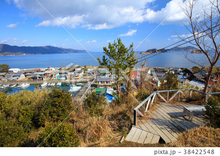 出羽島（てばじま）「重要伝統的建造物群保存地区」、ウッドデッキ展望台より漁村集落、遠景に津島や大島 38422548