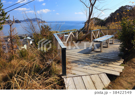 出羽島(てばじま)「重要伝統的建造物群保存地区」、ウッドデッキ展望台より漁村集落、遠景に津島や大島 出羽島(てばじま)「重要伝統的建造物群保存地区」、ウッドデッキ展望台より漁村集落、遠景に津島や大島 38422549