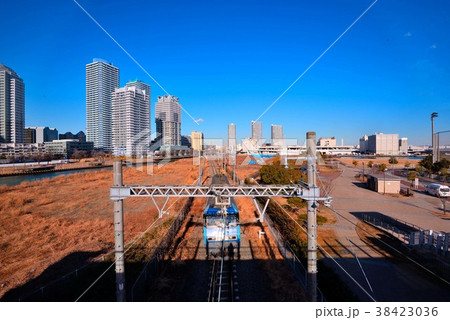 高島水際線公園内を走るJR貨物列車 38423036