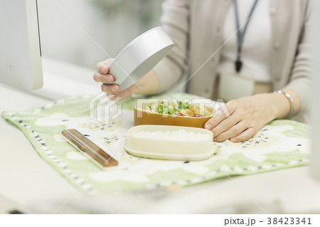 お弁当を食べるビジネスウーマン お弁当を食べるビジネスウーマン 38423341