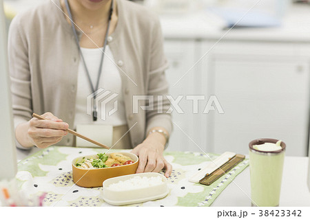 お弁当を食べるビジネスウーマン お弁当を食べるビジネスウーマン 38423342