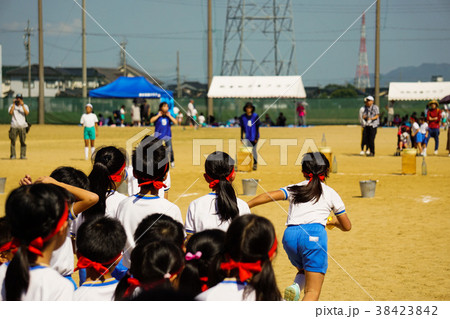 日本の運動会 走り出す女の子の写真素材