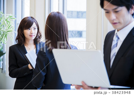 ビジネス　パソコン　オフィス　女性　男性　ビジネスマン　チーム 38423948