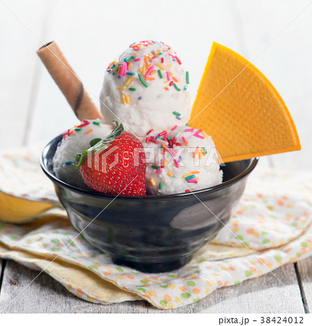Coconut ice cream bowl 38424012