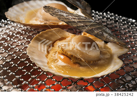 殻つきホタテの炭火焼 38425242