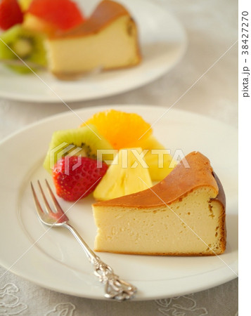 ベイクドチーズケーキ フルーツ添え の写真素材