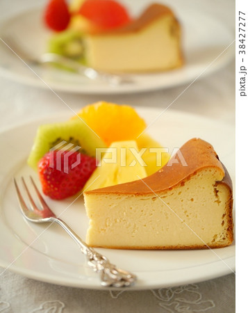 ベイクドチーズケーキ フルーツ添え アップ の写真素材
