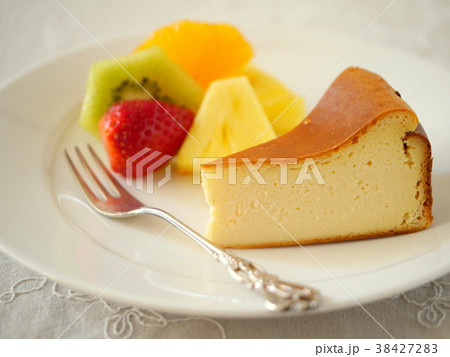 ベイクドチーズケーキ フルーツ添え 横位置アップ の写真素材