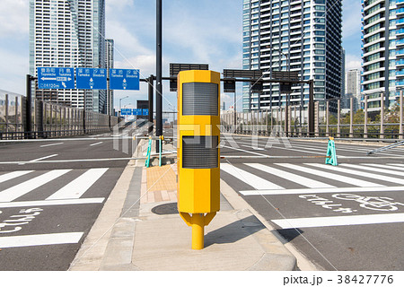 道路のブリンカーライト（障害物表示灯）の写真素材 [38427776] - PIXTA