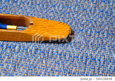 織り布と織り布の上の杼（ひ） 38428848