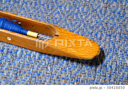 織り布と織り布の上の杼（ひ） 38428850