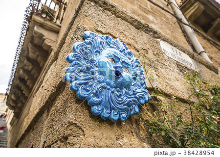 街角の外壁に見るマヨルカ焼き風神の壁掛け 38428954