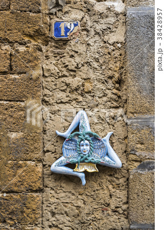 街角の外壁に見るトリナクリアの壁掛け 38428957